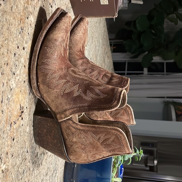 Ariat size 10 worn once - Picture 5 of 8
